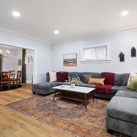4 Bed 2 Bath Walk To Lakewood Restaurants And Shops